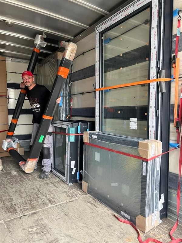 Chauffeur dans un camion chargé de menuiseries