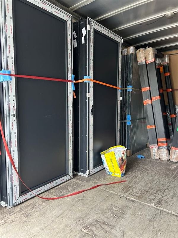 Portes vitrées calées et sanglées contre la paroi du camion