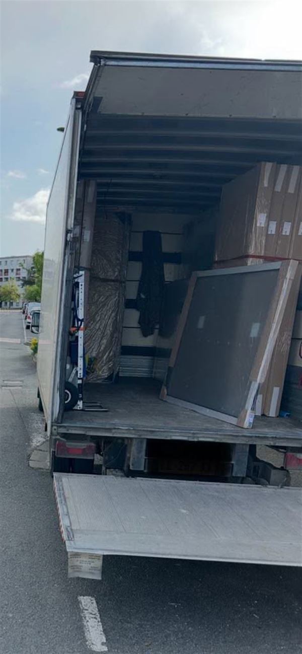 Camion ouvert à l’arrière, chargé de panneaux