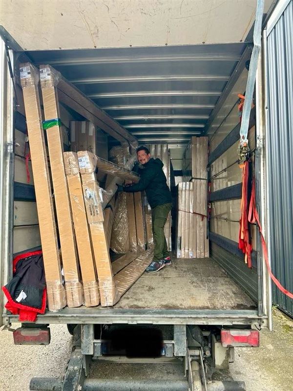 Chargement de colis longs dans un camion à hayon