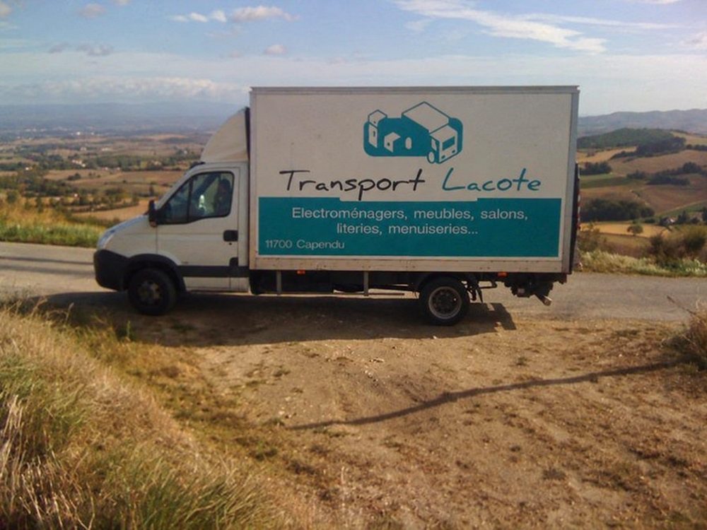 Camion Transport Lacote garé au bord d’une route de campagne